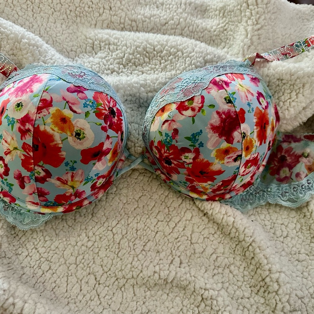 Victoria’ Secret Bombshell Floral Lace Trim Bra